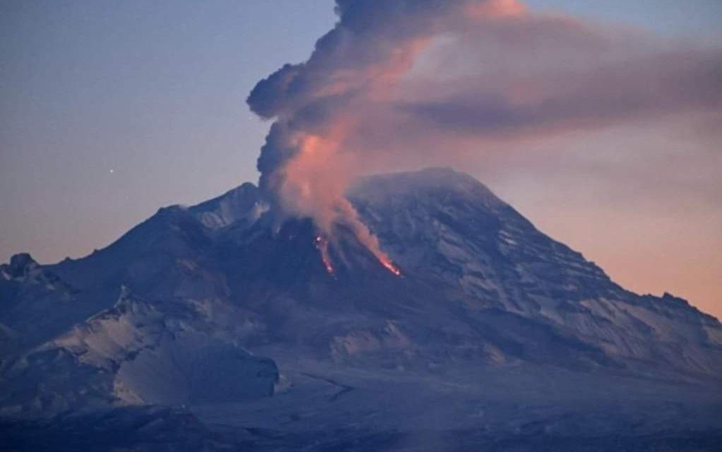 Volcán más alto de Eurasia entra en erupción tras el potente terremoto en Rusia