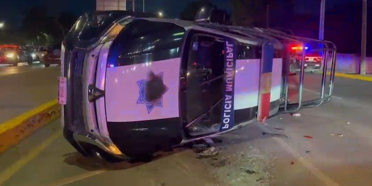 Vuelca patrulla de policía municipal en Saltillo
