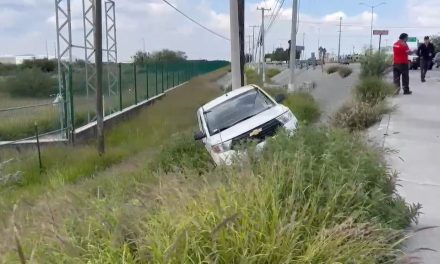 Mujer provoca accidente y proyecta unidad de transporte a un vado en Antonio Cárdenas de Saltillo