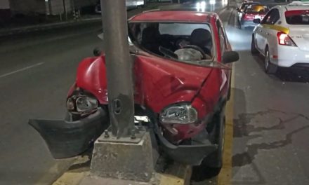Se queda dormido al volante y choca contra luminaria en Saltillo