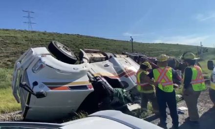 Vuelca tráiler en la Saltillo – Torreón; deja cuantiosos daños materiales