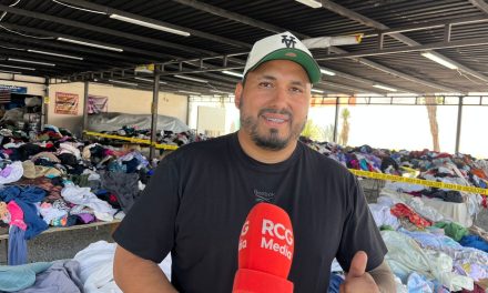 ‘El Ruso’ comercializa ropa a 1 peso para ayudar a la economía saltillense