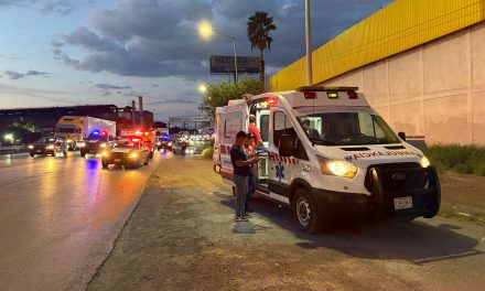 Se estrella contra luminaria en la Saltillo-Monterrey por exceso de velocidad