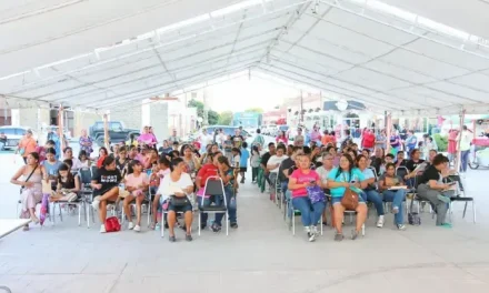Alcalde inicia entrega de mochilas y útiles escolares