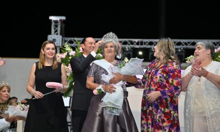 Corona alcalde de Acuña a la Reina del Adulto Mayor