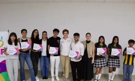 DIF Torreón entrega becas completas a nueve estudiantes para continuar sus estudios