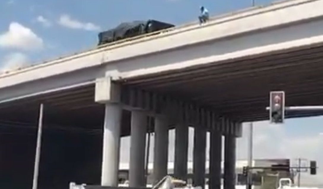 Hombre sobrevive tras  lanzarse desde un puente