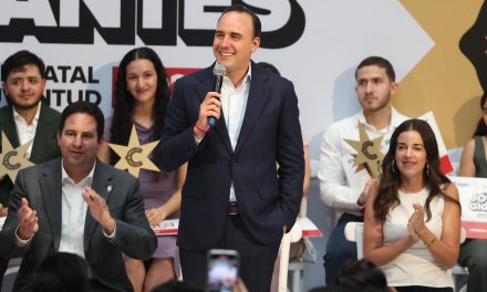Manolo Jiménez entrega el Premio Estatal ‘Jóvenes Gigantes’ 2025