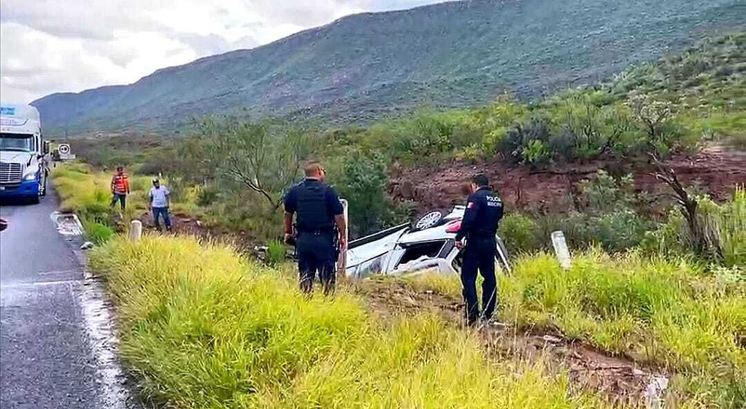 Miembros del DIF Ramos Arizpe sufren accidente carretero