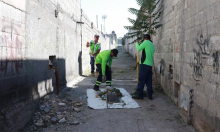 Continúa la limpieza de callejones en Saltillo
