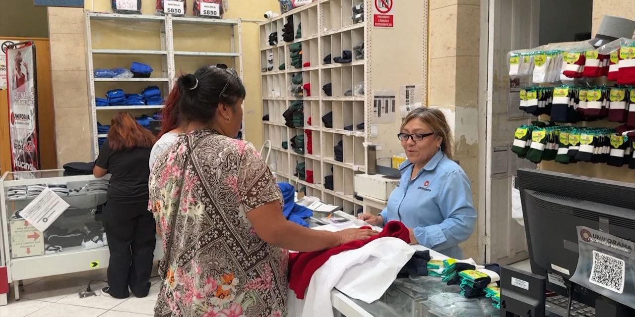 Padres de familia adelantan compra de uniformes