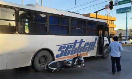 Fallan semáforos en V. Carranza ocasiona choque entre moto y transporte de personal