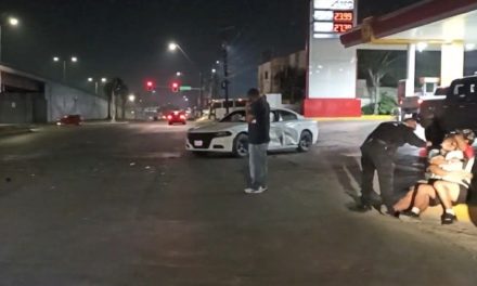 Saltillo: Aceleró para ganarle al semáforo y provocó un fuerte accidente