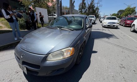 Adulta mayor resulta lesionada tras chocar contra un vehículo en movimiento en Saltillo