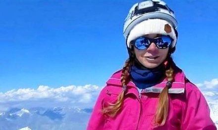 Alpinista rusa queda atrapada en el Pico Pobeda  tras fracturarse la pierna; no hay manera de rescatarla