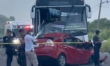 Fatal accidente en Veracruz: Autobús choca contra auto y mueren prensados tres menores y sus padres