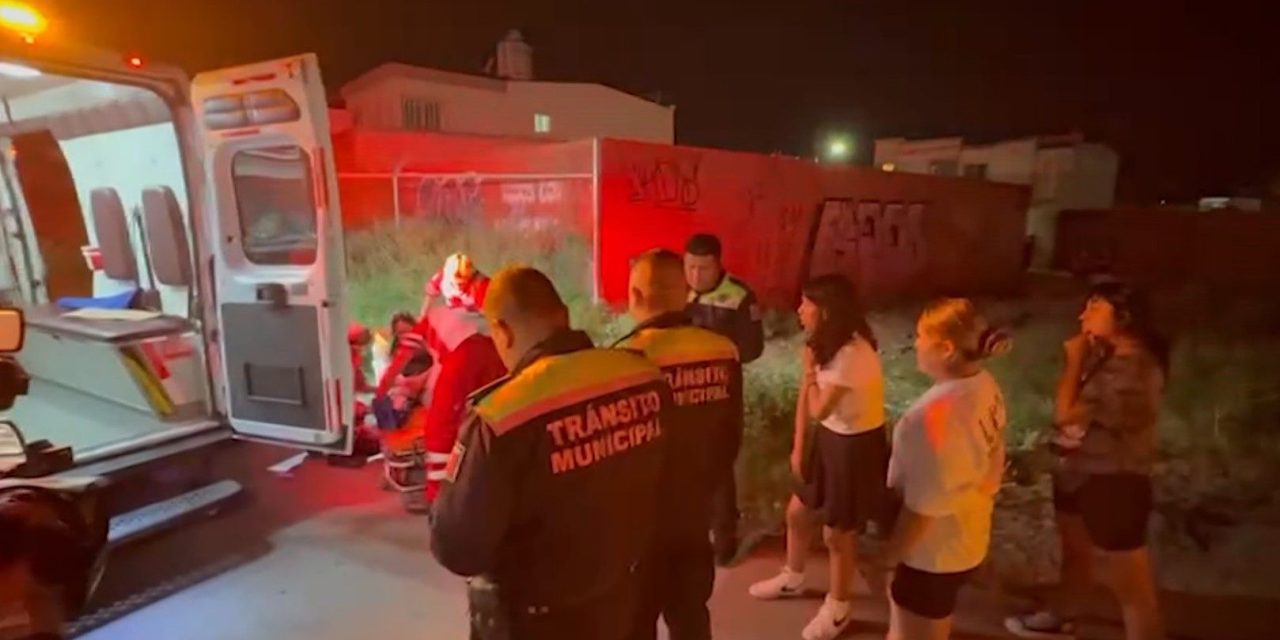 Auto arrolla a madre e hija y se da a la fuga en Saltillo