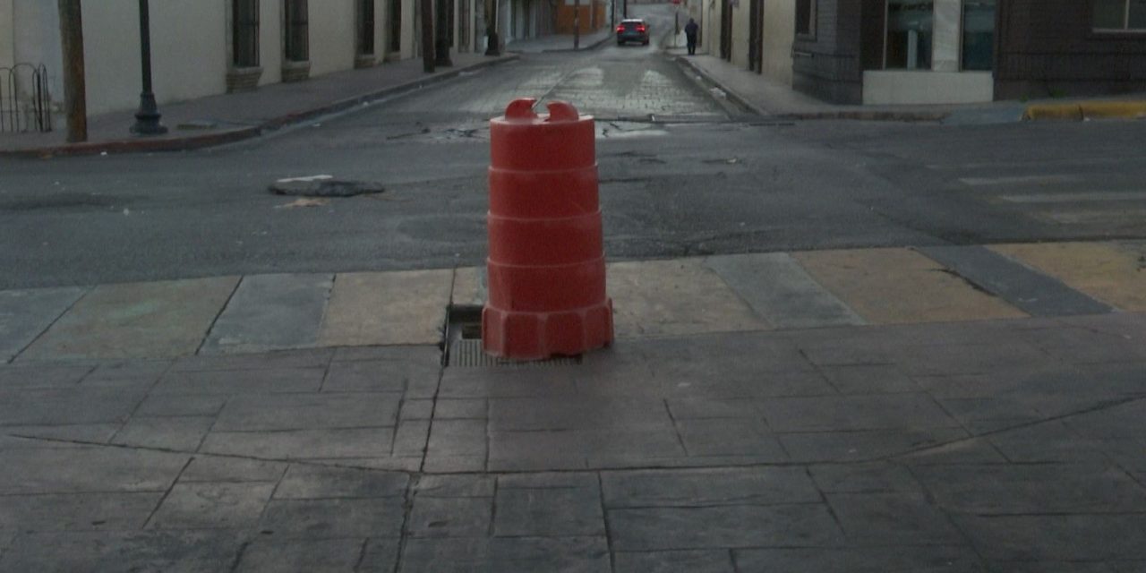 Hay una alcantarilla poncha llantas en pleno centro histórico de Saltillo