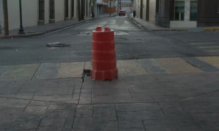 Hay una alcantarilla poncha llantas en pleno centro histórico de Saltillo