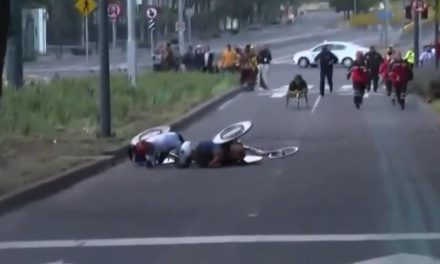 Video: Bache provoca la caída de corredor en silla de ruedas en el Maratón de la CDMX