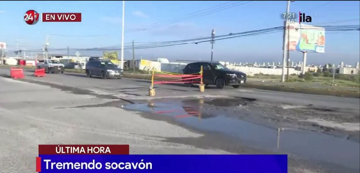 Arteaga: Reportan tremendo bache en bulevar Valdez Sánchez