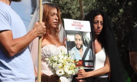 Mexicana exrehén celebra boda simbólica con prometido cautivo en Gaza