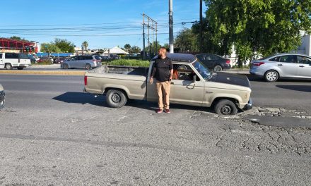 Camioneta cae a una alcantarilla en pleno Periférico