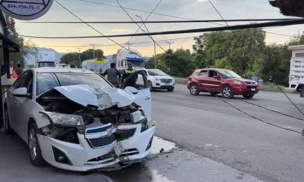 Mujer sufre convulsión al volante y se impacta contra dos postes en la colonia San Luis