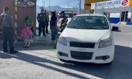 Choque entre scooter y automóvil deja una mujer lesionada en en Satélite Norte