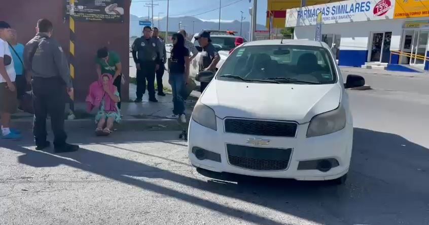 Choque entre scooter y automóvil deja una mujer lesionada en en Satélite Norte