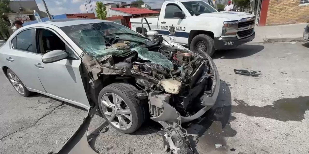 Chofer de camión provoca choque al ignorar señal de alto en la colonia Chamizal
