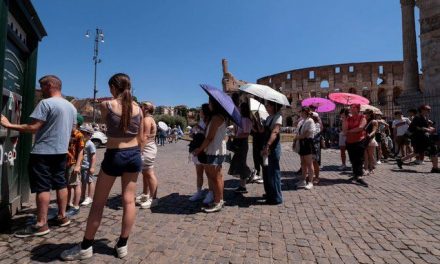 Fallece guía turística en el Coliseo de Roma por posible golpe de calor