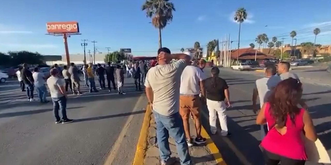 Con cierre de vialidad exigen intervención de la FGE