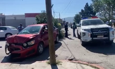 Conductor se queda dormido al volante y provoca choque en el Centro de Saltillo