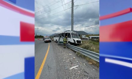 Conductor se duerme al volante y choca contra una barrera metálica sobre la carretera a Zacatecas