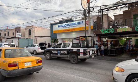 Muere mujer afuera de farmacia en Mirasierra; intentaba recibir atención médica