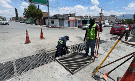 Desazolvan rejillas pluviales en La Minita