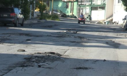 Destrozada calle por las lluvias en Colinas de San Francisco