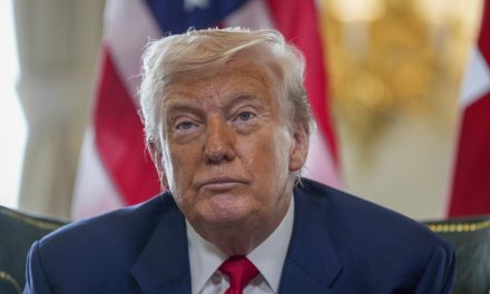 Trump ahora va por la industria farmacéutica; amenaza con aranceles de hasta 250 por ciento