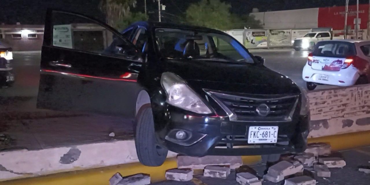 Dos ebrios salen de fiesta y chocan contra una barda en Saltillo