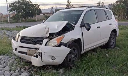 Ebrio provoca aparatoso accidente en el bulevar Venustiano Carranza