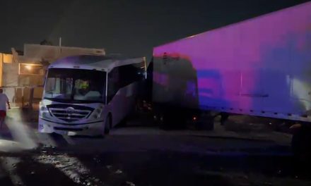 Trailer provoca caos en Saltillo; fue robado y deja a un oficial herido de gravedad