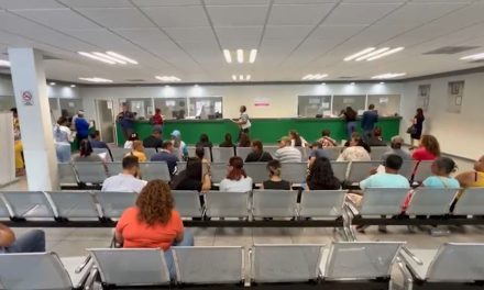 Grandes filas en oficina del Registro Civil por trámite de CURP Biométrica