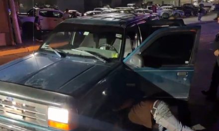 Saltillo: Huye tras volcar su camioneta, testigos lo vieron subir a un taxi