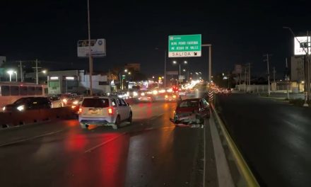 Imprudente conductor causa doble accidente en Saltillo