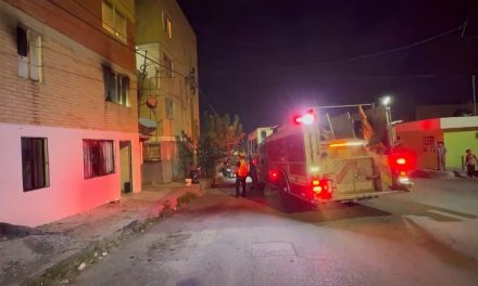 Atienden Bomberos de Saltillo incendio en departamento de la colonia González Cepeda