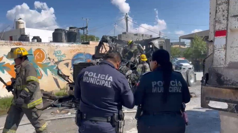 Incendio arrasa con tráiler en la colonia Buitres
