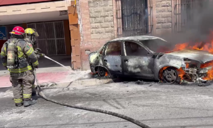 Saltillo: Se registra incendio de vehículo en la zona Centro