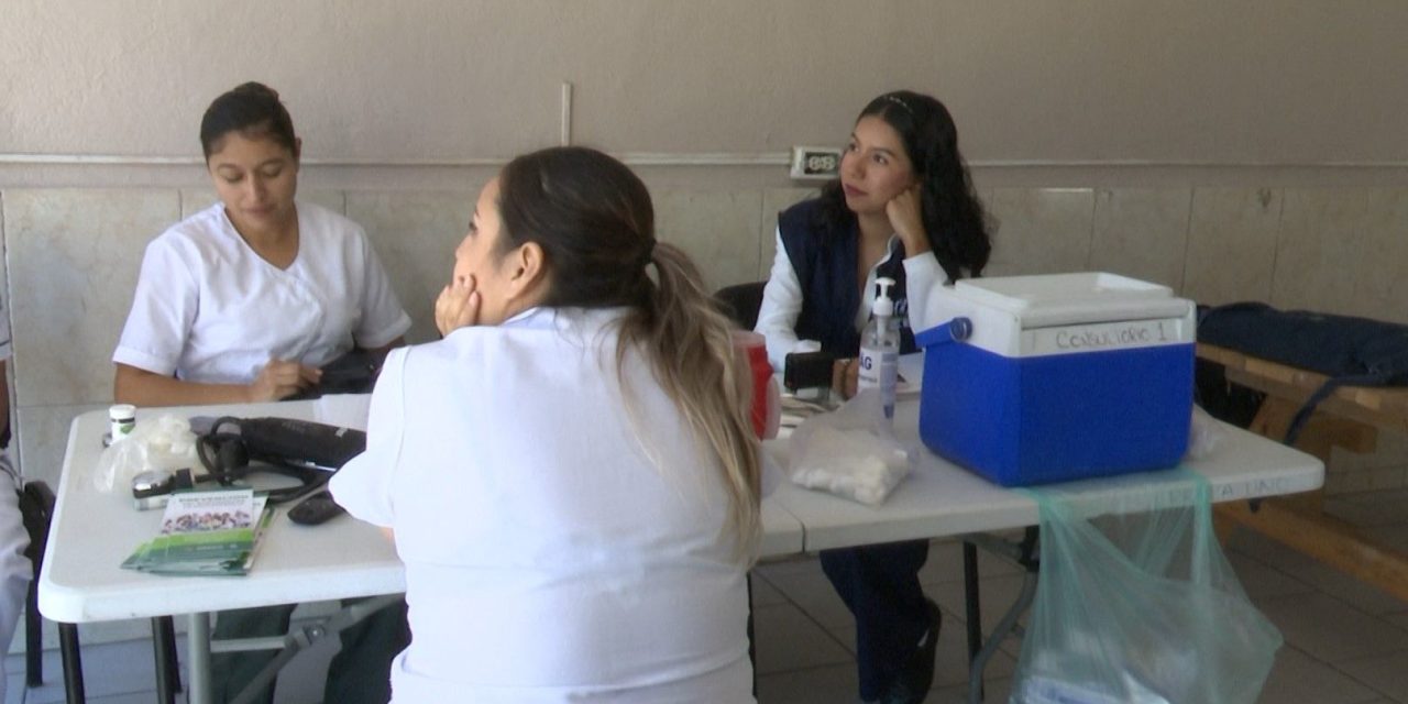 Inmunizan a universitarios en Saltillo