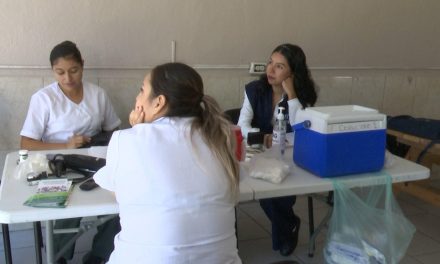 Inmunizan a universitarios en Saltillo